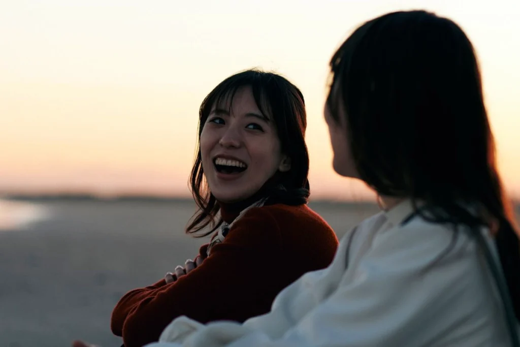 Friends talking-How Hearing Aids can improve your relationships and social life Friends talking-How Hearing Aids can improve your relationships and social life